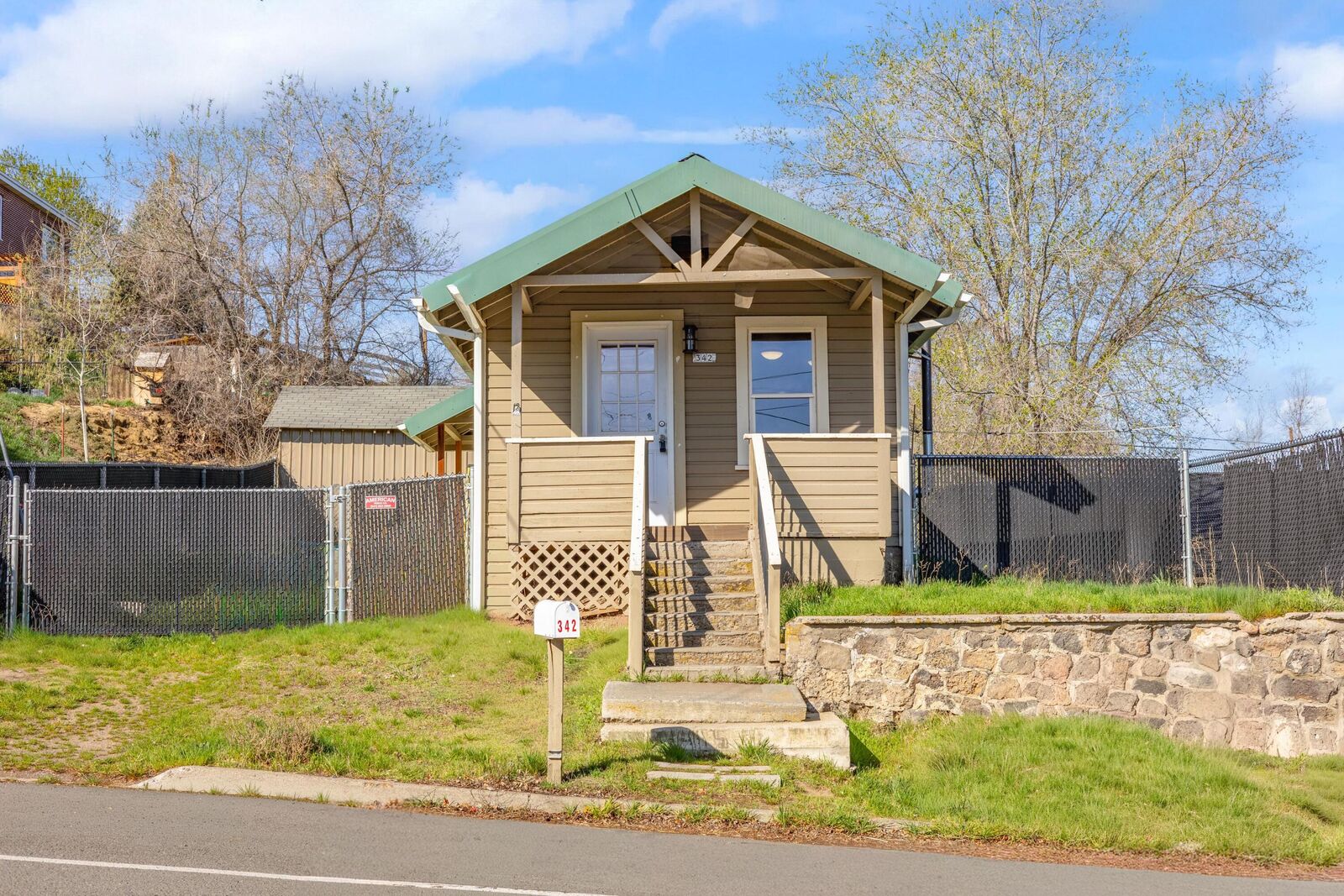 Property Photo: 342 SE 7th Street OR 97741