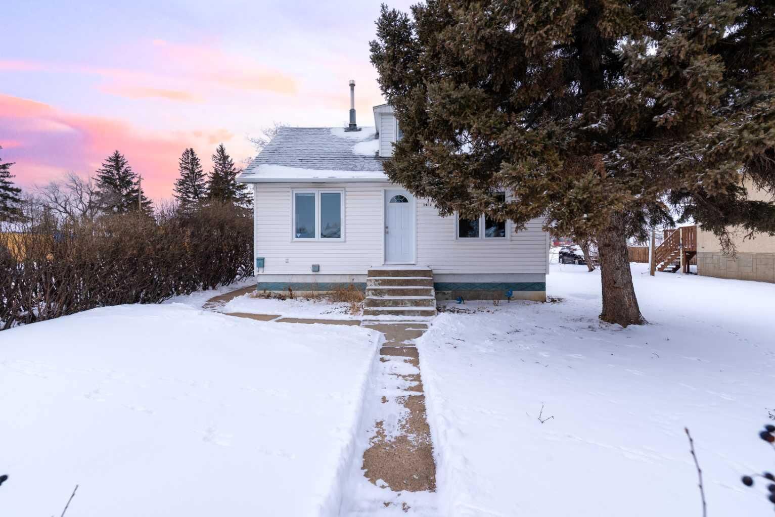 Property Photo:  3402 49 Avenue  AB S9V 0R5 