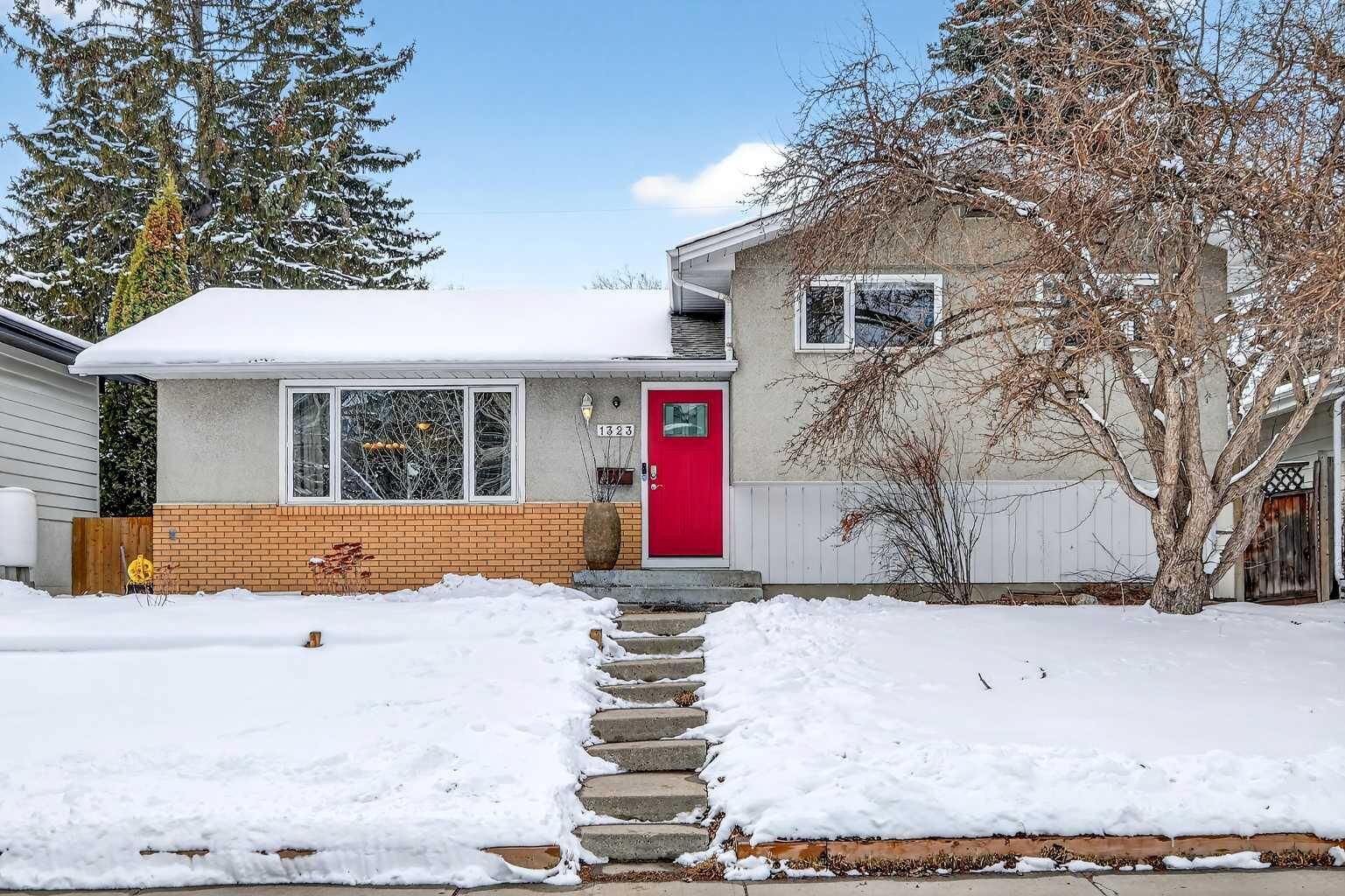 Property Photo:  1323 University Drive NW  AB T2N 3Y8 