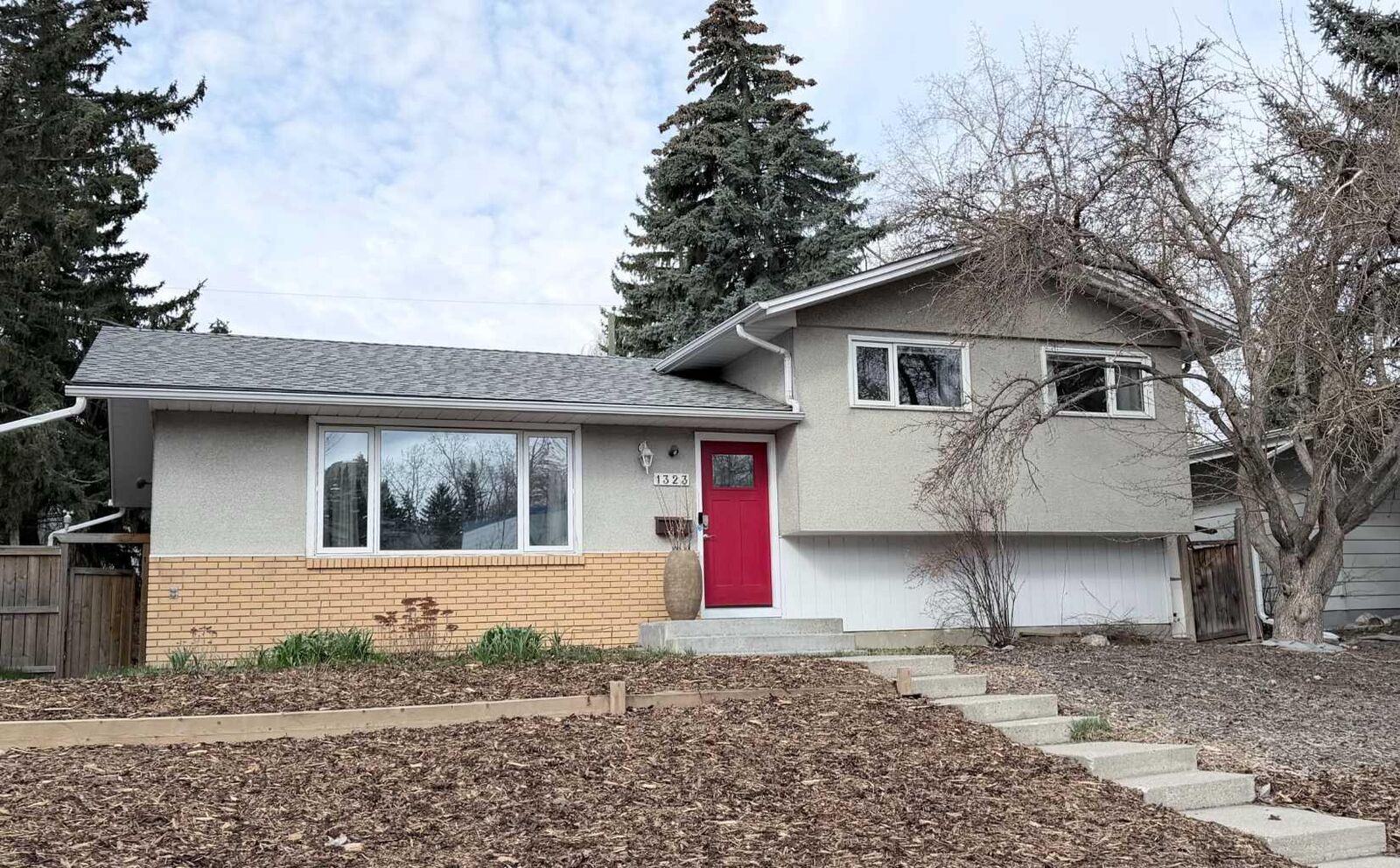 Property Photo:  1323 University Drive NW  AB T2N 3Y8 