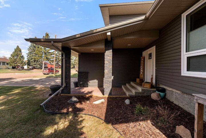 Property Photo:  5410 47 Avenue W  AB T0B 1N0 