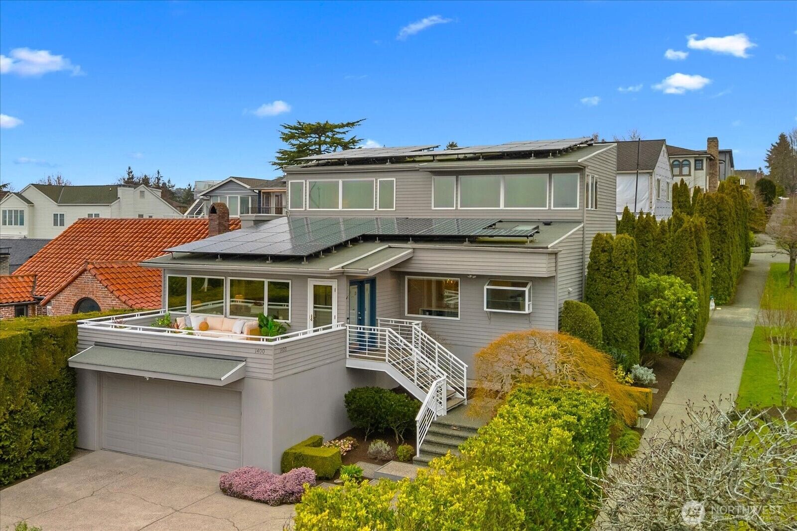Property Photo:  1400  Magnolia Boulevard W  WA 98199 