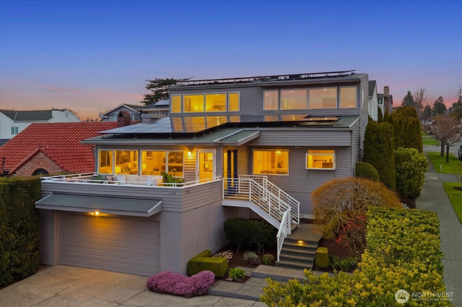 Property Photo:  1400  Magnolia Boulevard W  WA 98199 