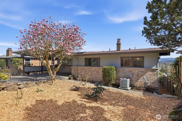 Property Photo:  11038  Auburn Avenue S  WA 98178 