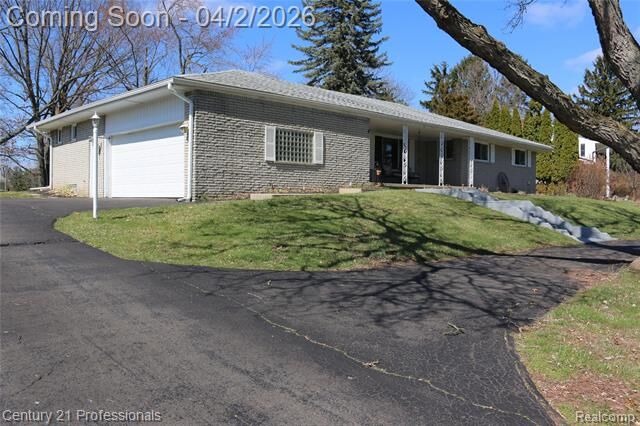 Property Photo:  650 Longford Drive  MI 48309 