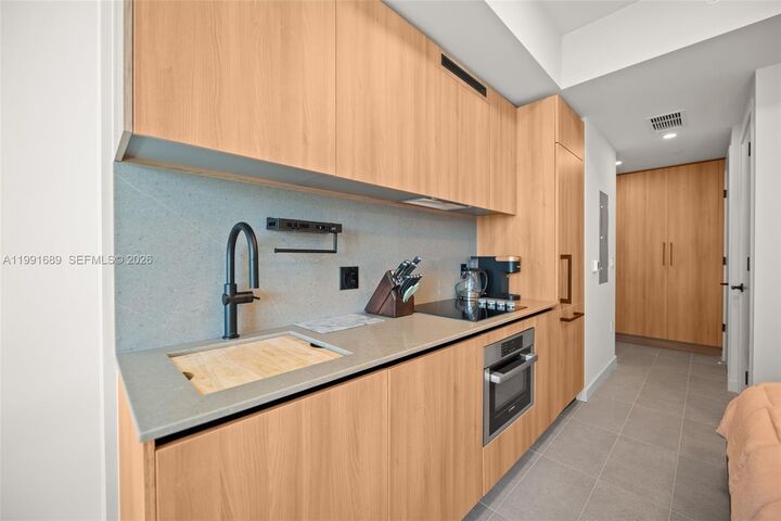 Property Photo:  121 NE 5 St 3507  FL 33132 