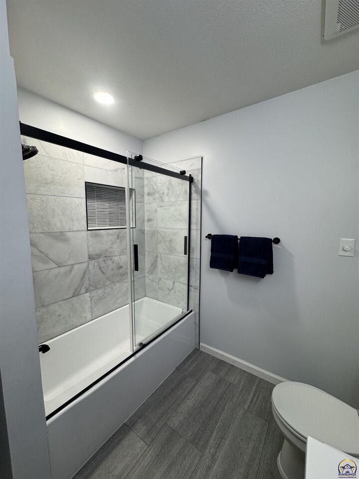 Property Photo:  2331 SE Libra Ave  KS 66605 