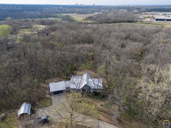 Property Photo:  2331 SE Libra Ave  KS 66605 