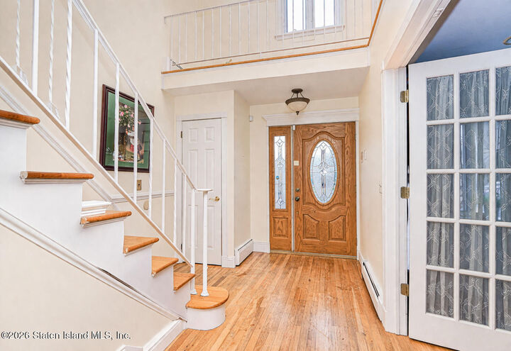 Property Photo:  36 Ashwood Court  NY 10308 