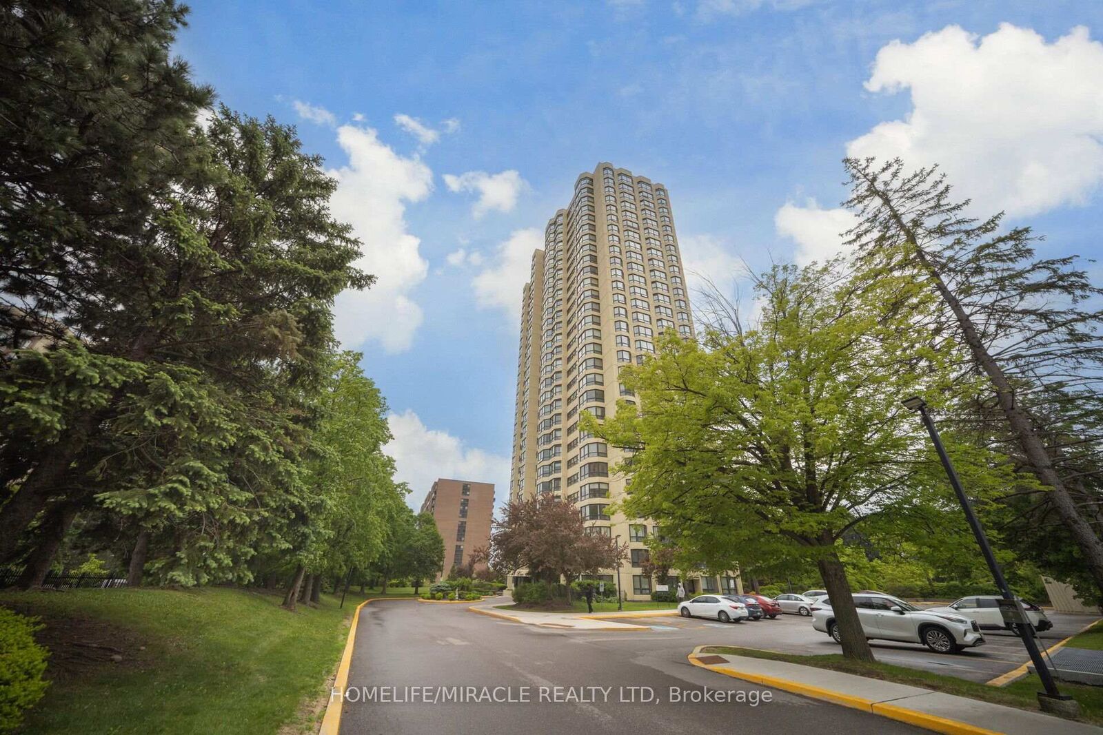 Property Photo: 8 Lisa Street 1802 ON L6T 4S6