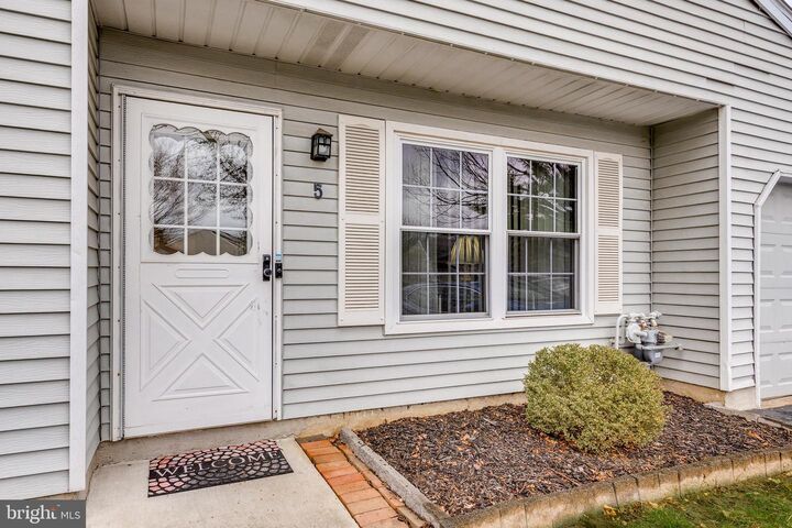 Property Photo:  5 Berkshire Court  NJ 08505 