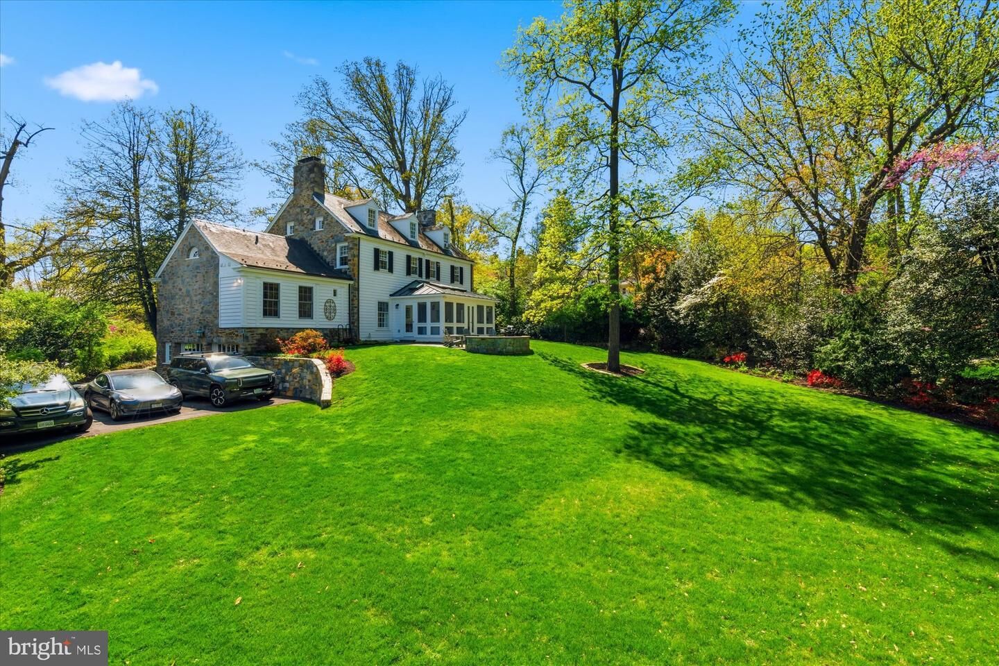 Property Photo: 305 Mansion Drive VA 22302