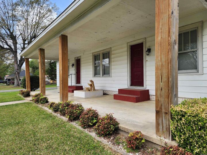 Property Photo:  206 W High St  AR 72150 