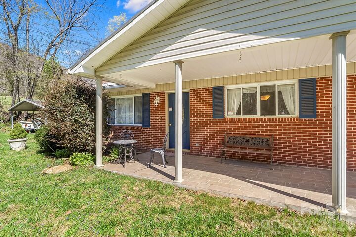 Property Photo:  512 Paxton Creek Road  NC 28752 