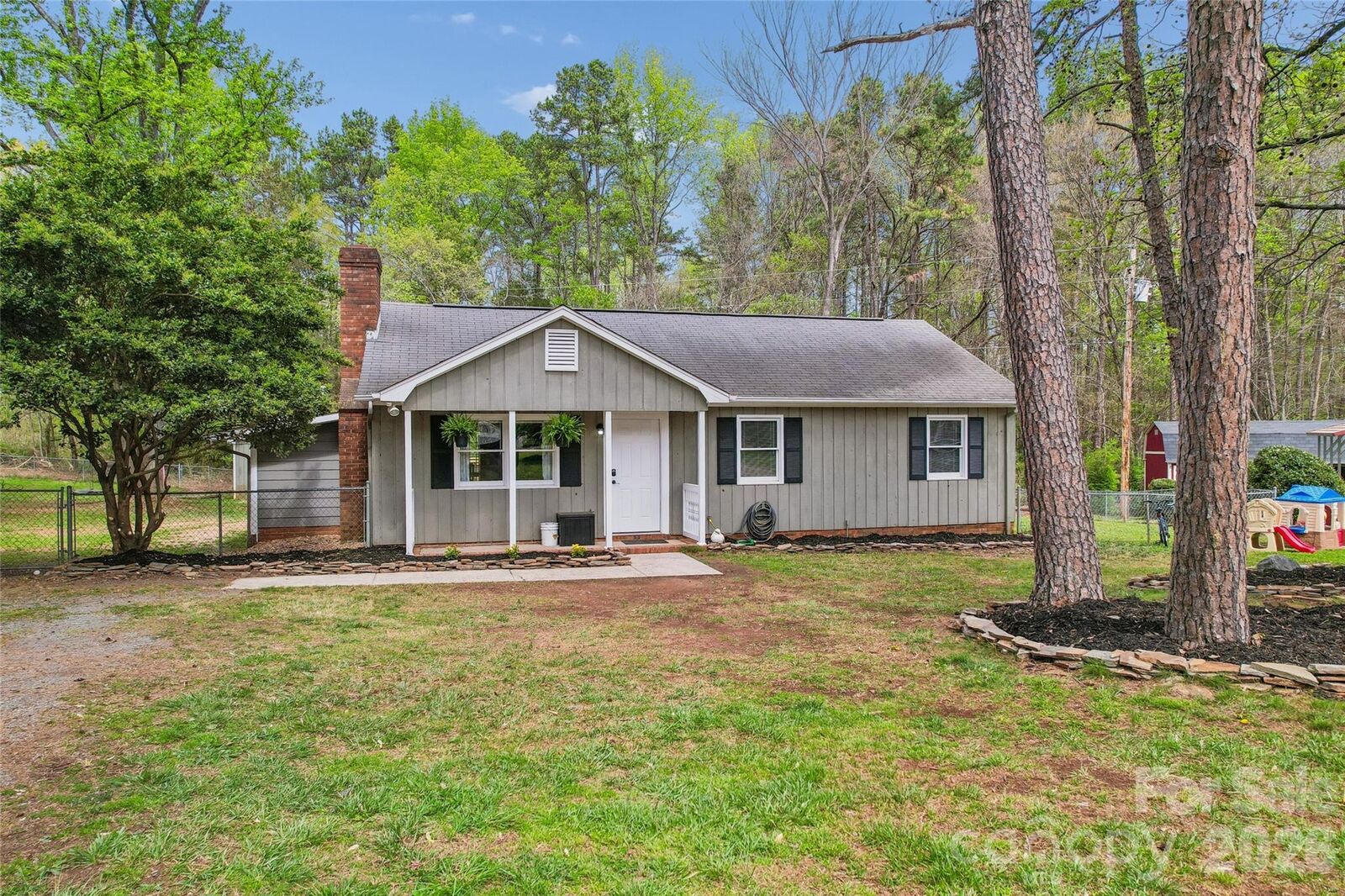 Property Photo: 6127 Dovetail Court NC 28227