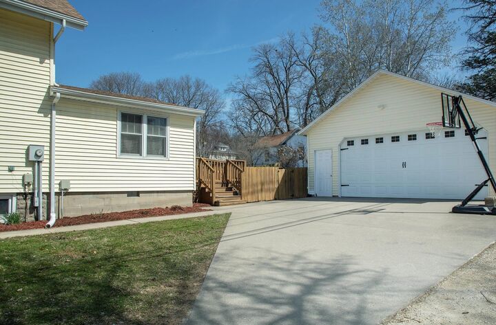 Property Photo:  216 4th St NE  IA 50677 