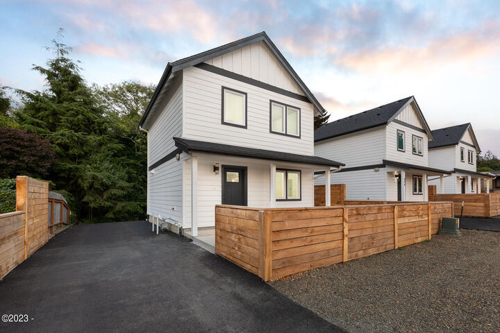 Property Photo:  646 SE Reef Avenue  OR 97367 