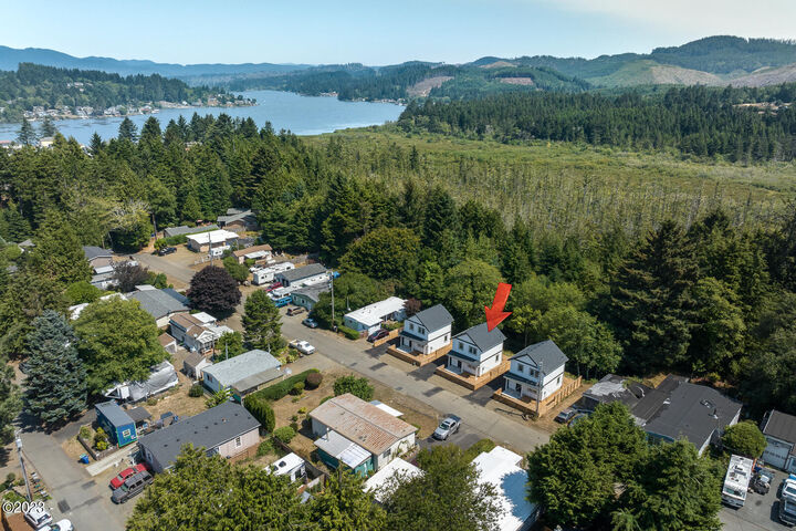 Property Photo: 646 SE Reef Avenue OR 97367