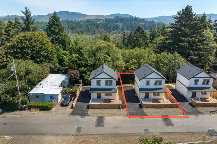 Property Photo: 646 SE Reef Avenue OR 97367