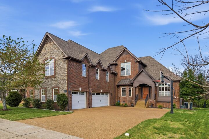 Property Photo:  805 Queen Annes Ct  TN 37135 