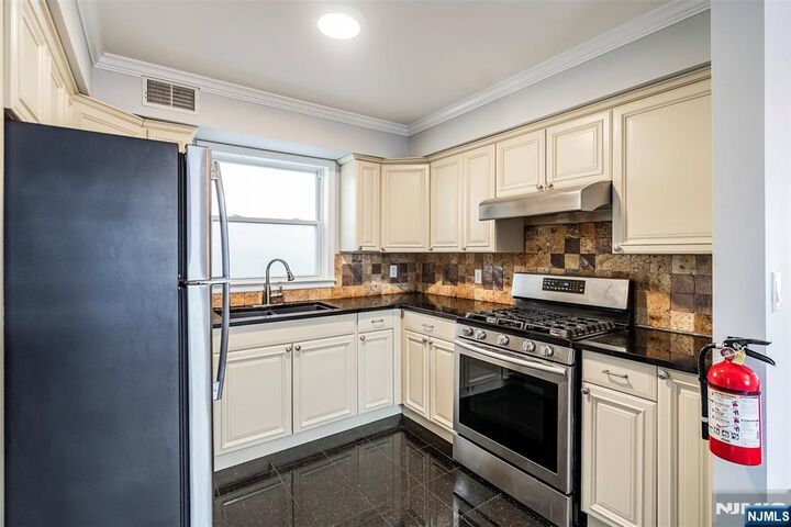 Property Photo:  312 Vine Street  NJ 07202 