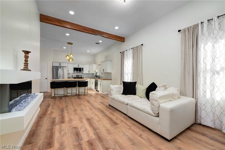Property Photo: 924 Greyton OH 44112