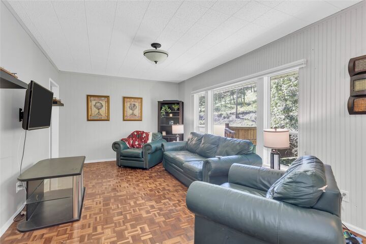 Property Photo: 365 Clifton Road BC V1V 1A4