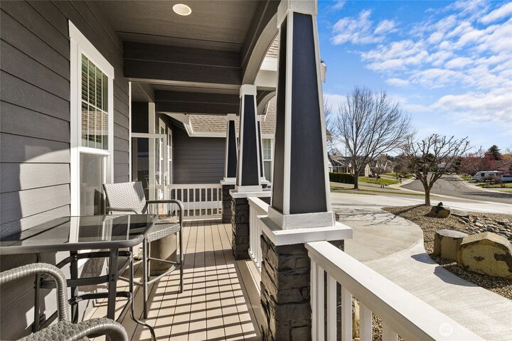 Property Photo:  1407 N Canterbury Drive  WA 98926 