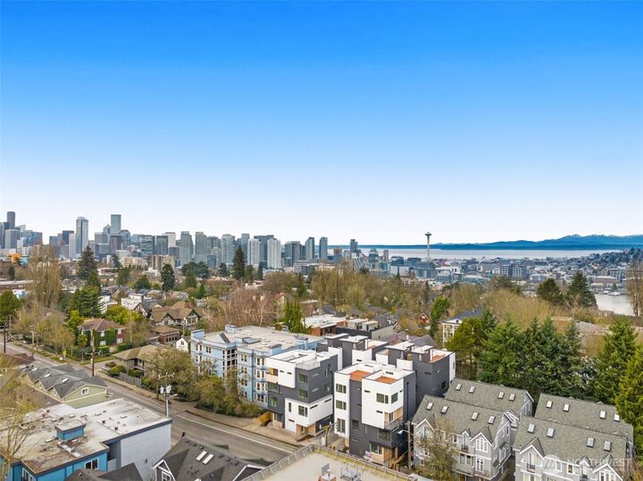 Property Photo:  1127 B  10th Avenue E  WA 98102 