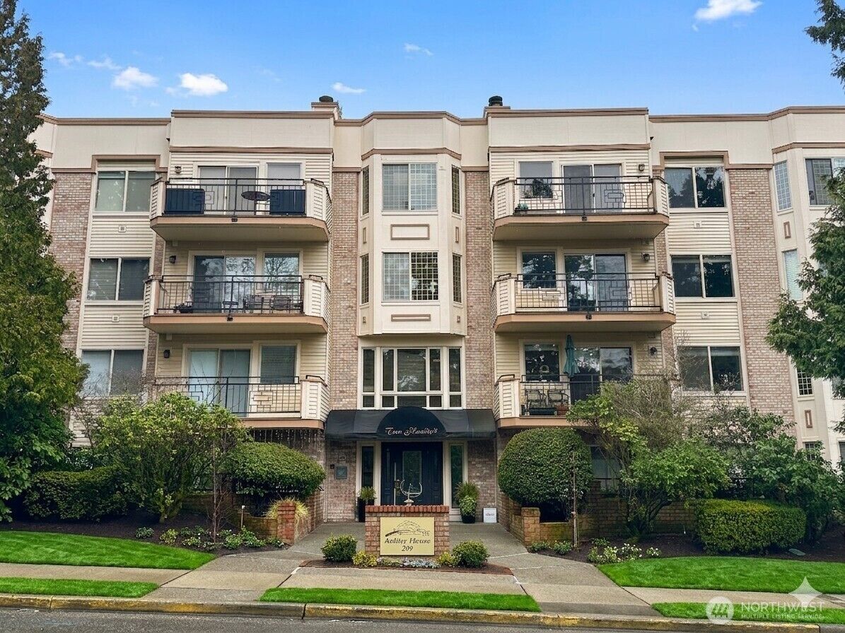 Property Photo:  200  99th Avenue NE 16  WA 98004 
