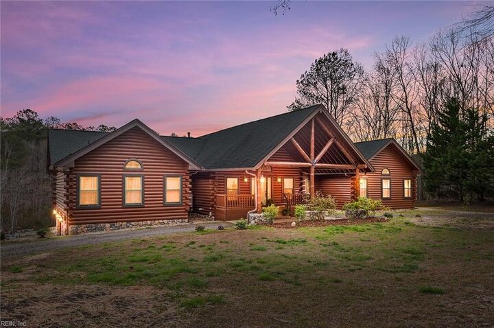 Property Photo: 10020 Pond Ridge Ln VA 23061