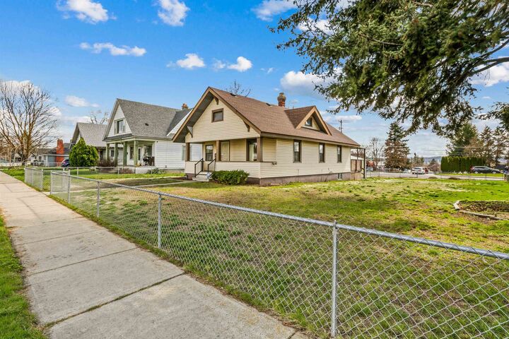 Property Photo:  2002 E Dalton Ave  WA 99207 