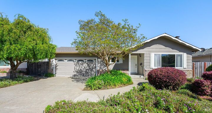 Property Photo: 429 Eileen Drive CA 95472