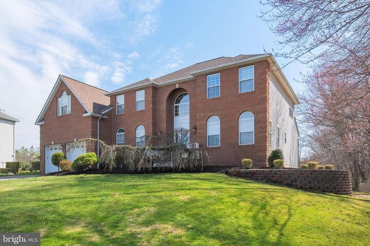 Property Photo:  6 Lawrence Court  NJ 08831 