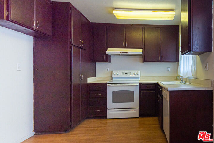 Property Photo:  719 N Eucalyptus Ave  CA 90302 