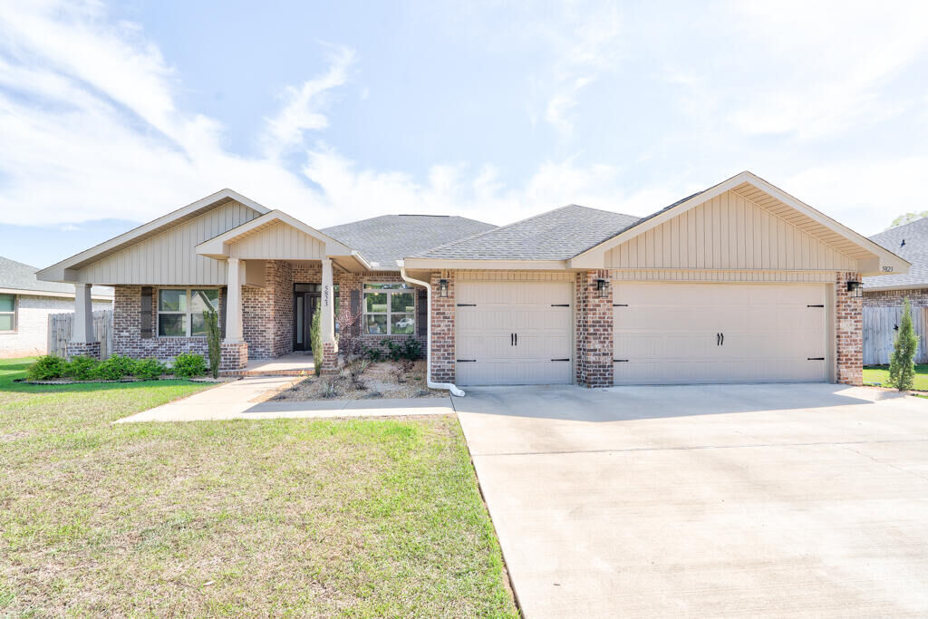 Property Photo: 5823 Crestlake Drive FL 32536