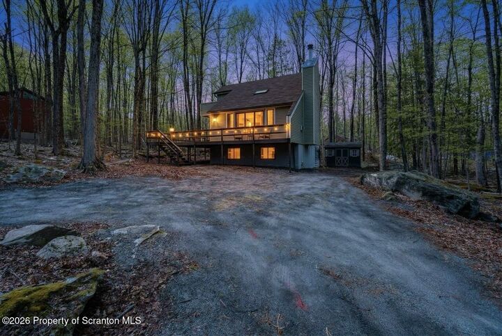 Property Photo:  10 Garden Drive  PA 18436 