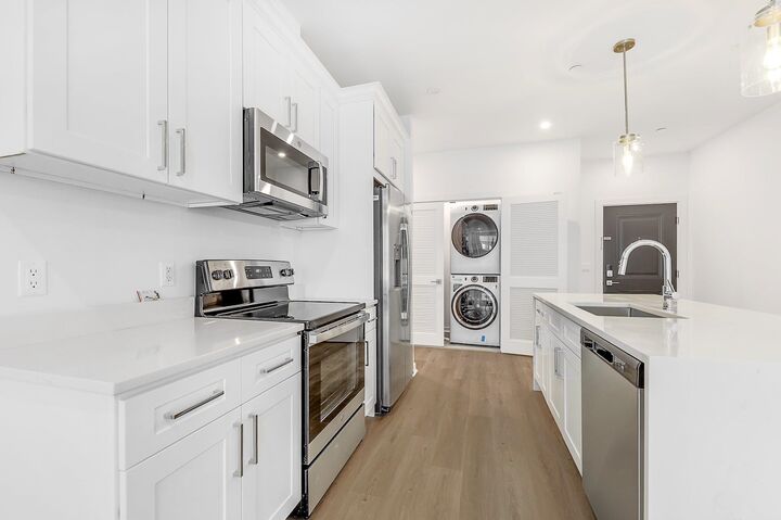 Property Photo:  74 Clarendon Pl 202  NJ 07601 