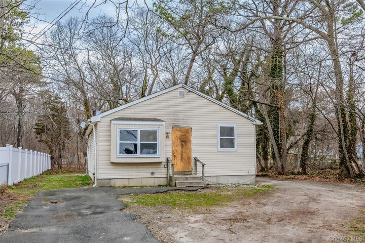 Property Photo: 85 Norfleet Lane NY 11727