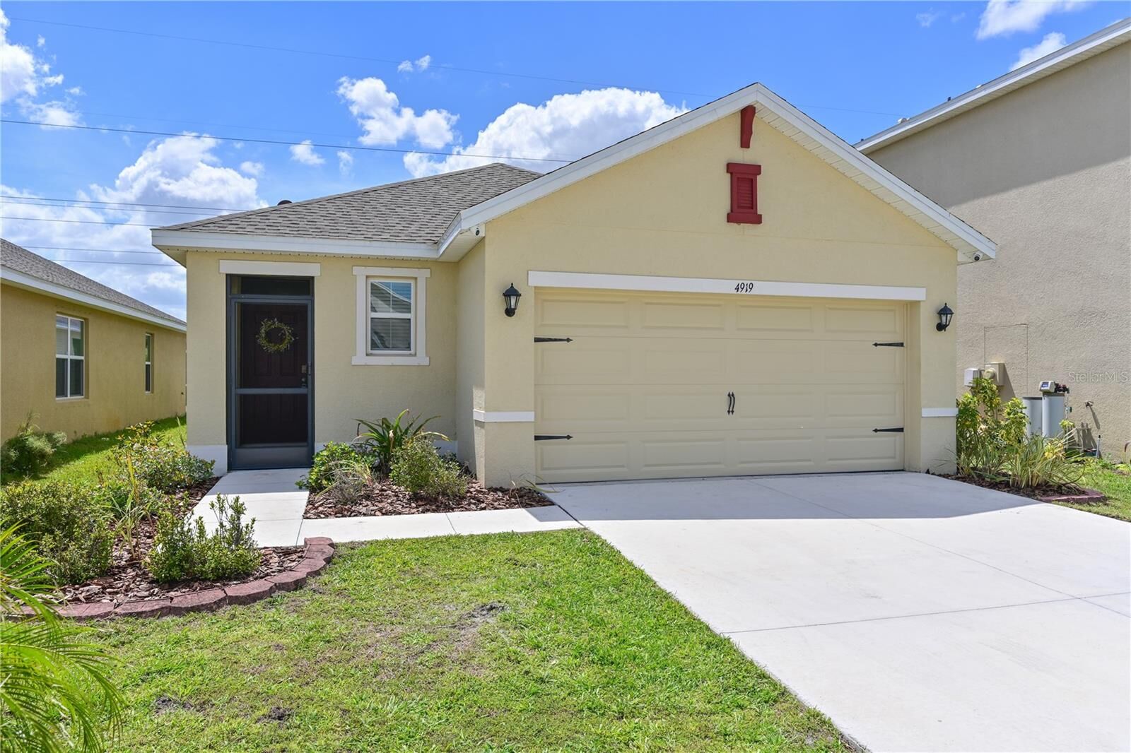 Property Photo: 4919 Wedgeleaf Way FL 34221
