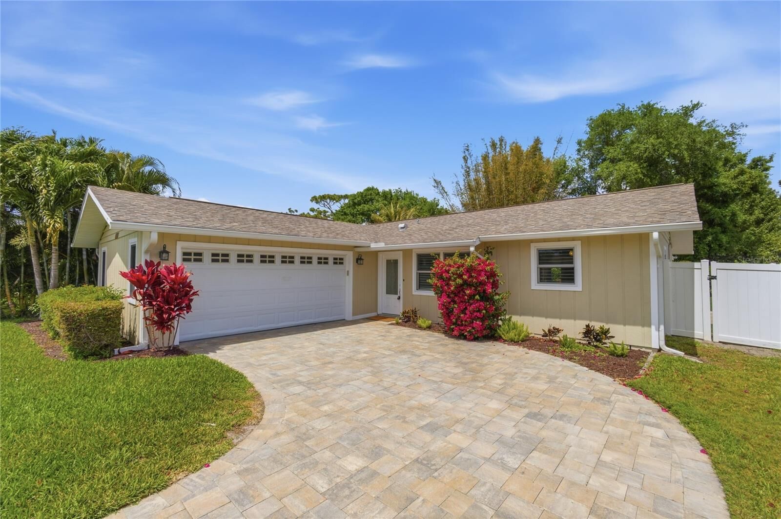 Property Photo: 1450 Strada D Oro FL 34292