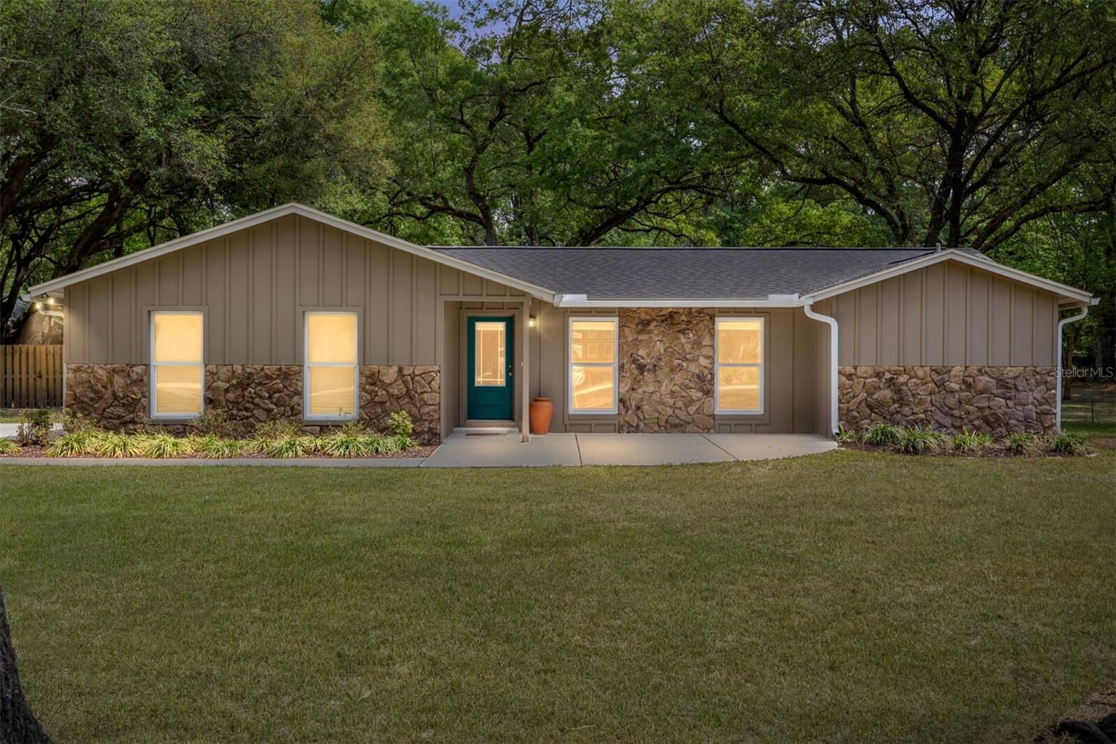 Property Photo: 2605 SW 100th Street FL 32608