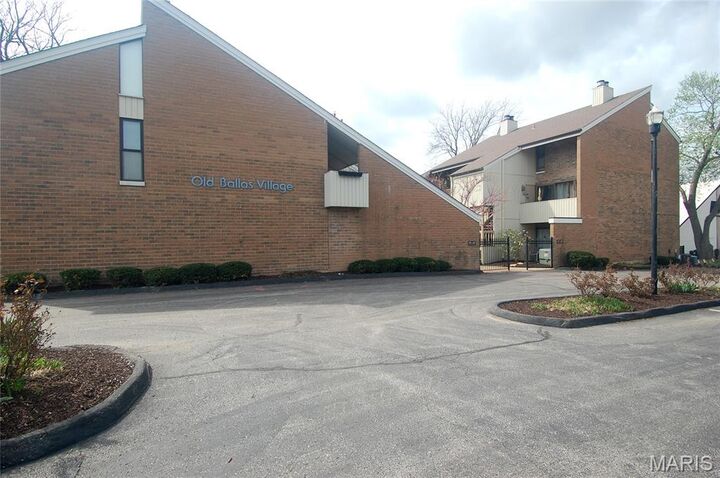 Property Photo:  676 Coeur De Royale Drive B  MO 63141 