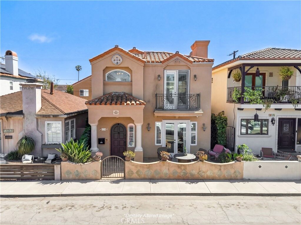 Property Photo:  120 N Loreta Walk  CA 90803 