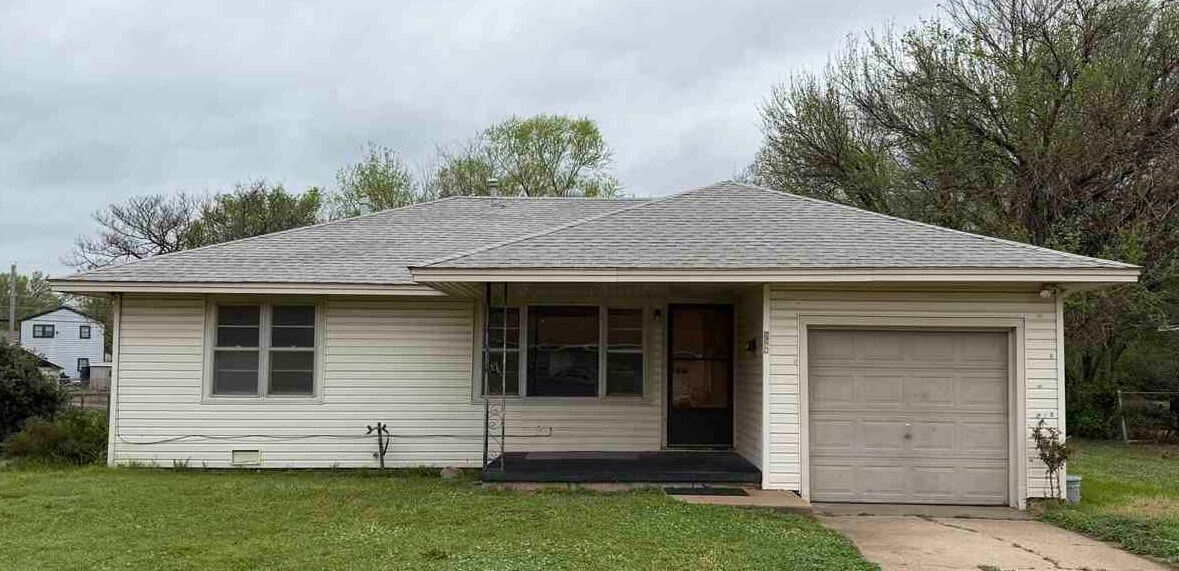 Property Photo:  926 N Palm  OK 74601 