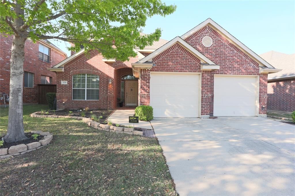 Property Photo: 209 Park Meadows Drive TX 76039
