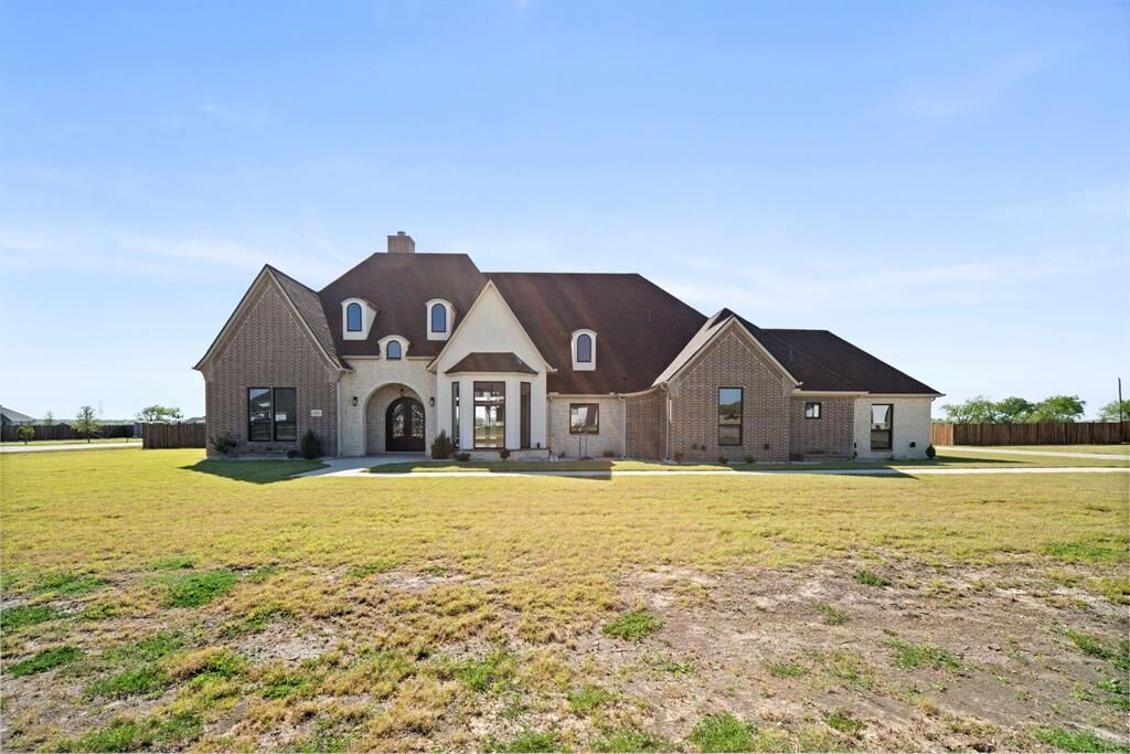 Property Photo: 1341 Greycrest Terrace TX 76065