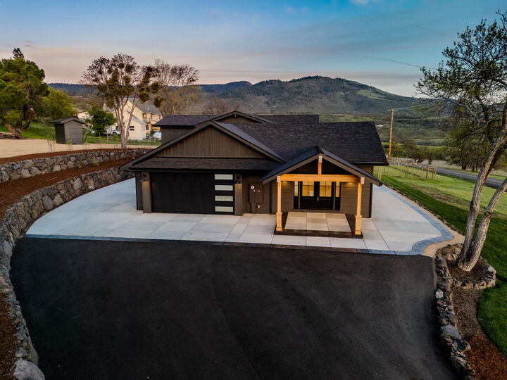 Property Photo: 4691 Cherry Lane OR 97504