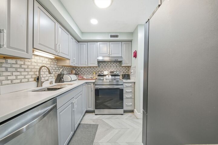 Property Photo: 502 Oak Str 9 MA 02301