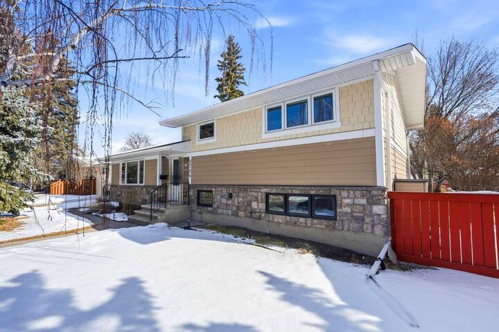 Property Photo:  2724 Lougheed Drive SW  AB T3E 5T6 